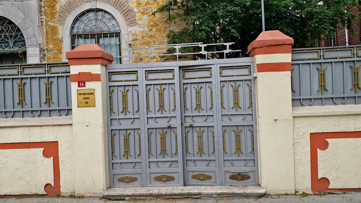 Kuzguncuk Kilisesi'nin haçı yerinden söküldü